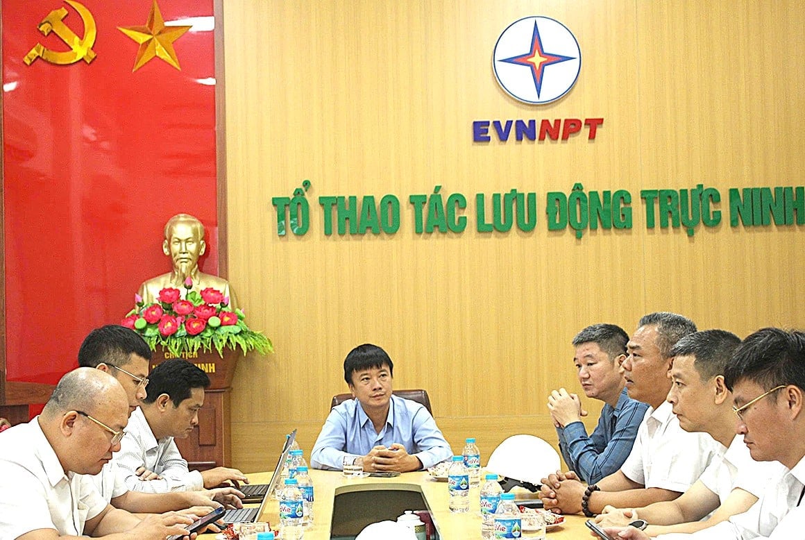 Phó Tổng giám đốc EVNNPT Lưu Việt Tiến kiểm tra, nghe báo cáo nhanh công tác ứng phó bão số 3 tại Đội Truyền tải điện Ninh Bình. Ảnh: EVNNPT. Phó Tổng giám đốc EVNNPT Lưu Việt Tiến kiểm tra, nghe báo cáo nhanh công tác ứng phó bão số 3 tại Đội Truyền tải điện Ninh Bình. Ảnh: EVNNPT.
