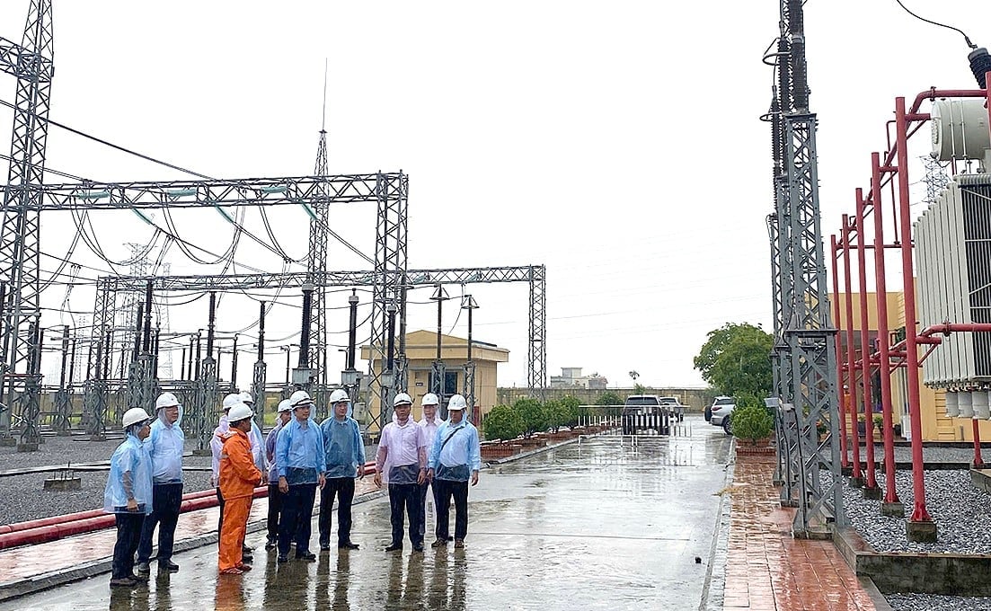 Phó Tổng giám đốc EVNNPT Lưu Việt Tiến kiểm tra, nghe báo cáo nhanh công tác ứng phó bão số 3 tại Trạm biến áp 220kV Trực Ninh thuộc Đội Truyền tải điện Ninh Bình. Ảnh: EVNNPT. Phó Tổng giám đốc EVNNPT Lưu Việt Tiến kiểm tra, nghe báo cáo nhanh công tác ứng phó bão số 3 tại Trạm biến áp 220kV Trực Ninh thuộc Đội Truyền tải điện Ninh Bình. Ảnh: EVNNPT.