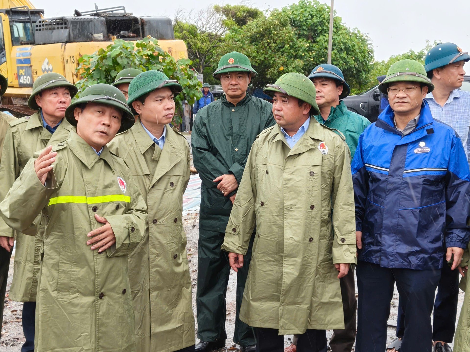 Quyền Bộ trưởng Bộ Nông nghiệp và Môi trường Trần Đức Thắng (hàng đầu, thứ hai từ phải sang) chỉ đạo phòng, chống bão số 3 tại Ninh Bình, chiều 21/7. Quyền Bộ trưởng Bộ Nông nghiệp và Môi trường Trần Đức Thắng (hàng đầu, thứ hai từ phải sang) chỉ đạo phòng, chống bão số 3 tại Ninh Bình, chiều 21/7.
