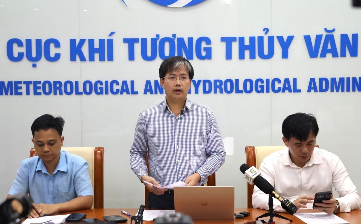 Ông Mai Văn Khiêm, Giám đốc Trung tâm Dự báo khí tượng thủy văn quốc gia thông tin về diễn biến bão. Ảnh: Trung Nguyên.