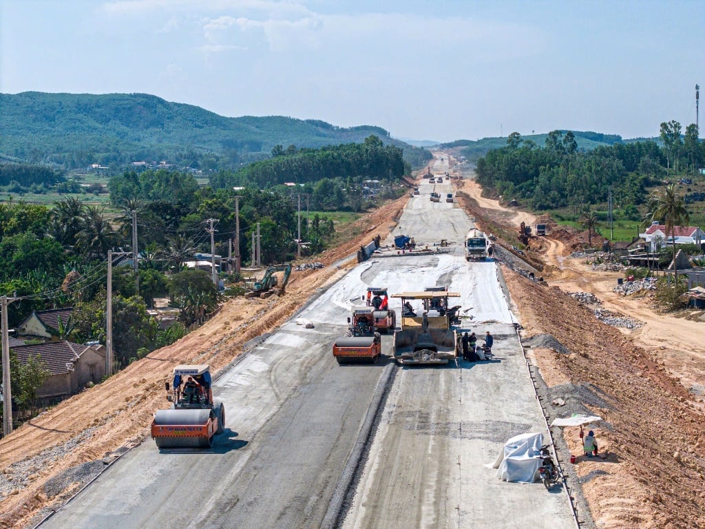 Cao tốc Quảng Ngãi - Hoài Nhơn đang bước vào giai đoạn nước rút. Ảnh: Võ Hà. Cao tốc Quảng Ngãi - Hoài Nhơn đang bước vào giai đoạn nước rút. Ảnh: Võ Hà.