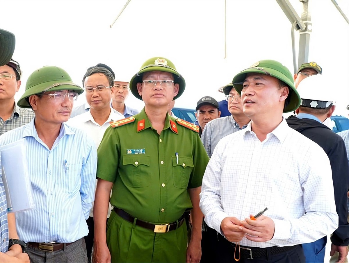 Thứ trưởng Bộ Xây Dựng Nguyễn Việt Hùng (bìa phải) kiểm tra hiện trường dự án cao tốc Quảng Ngãi-Hoài Nhơn. Ảnh: Võ Hà. Thứ trưởng Bộ Xây Dựng Nguyễn Việt Hùng (bìa phải) kiểm tra hiện trường dự án cao tốc Quảng Ngãi-Hoài Nhơn. Ảnh: Võ Hà.