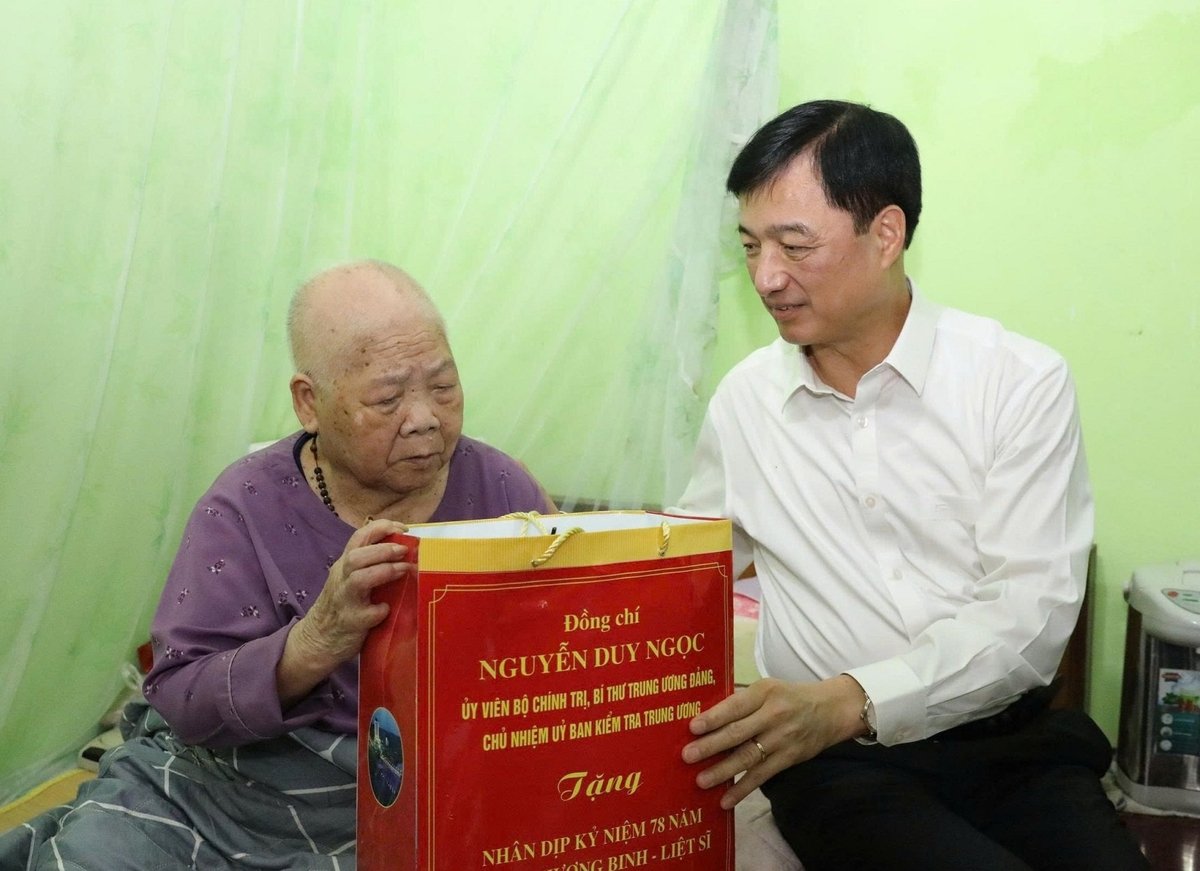 Chủ nhiệm Ủy ban Kiểm tra Trung ương Nguyễn Duy Ngọc thăm hỏi, tặng quà Mẹ Việt Nam anh hùng Nguyễn Thị Kim. Ảnh: Vũ Đạt. Chủ nhiệm Ủy ban Kiểm tra Trung ương Nguyễn Duy Ngọc thăm hỏi, tặng quà Mẹ Việt Nam anh hùng Nguyễn Thị Kim. Ảnh: Vũ Đạt.