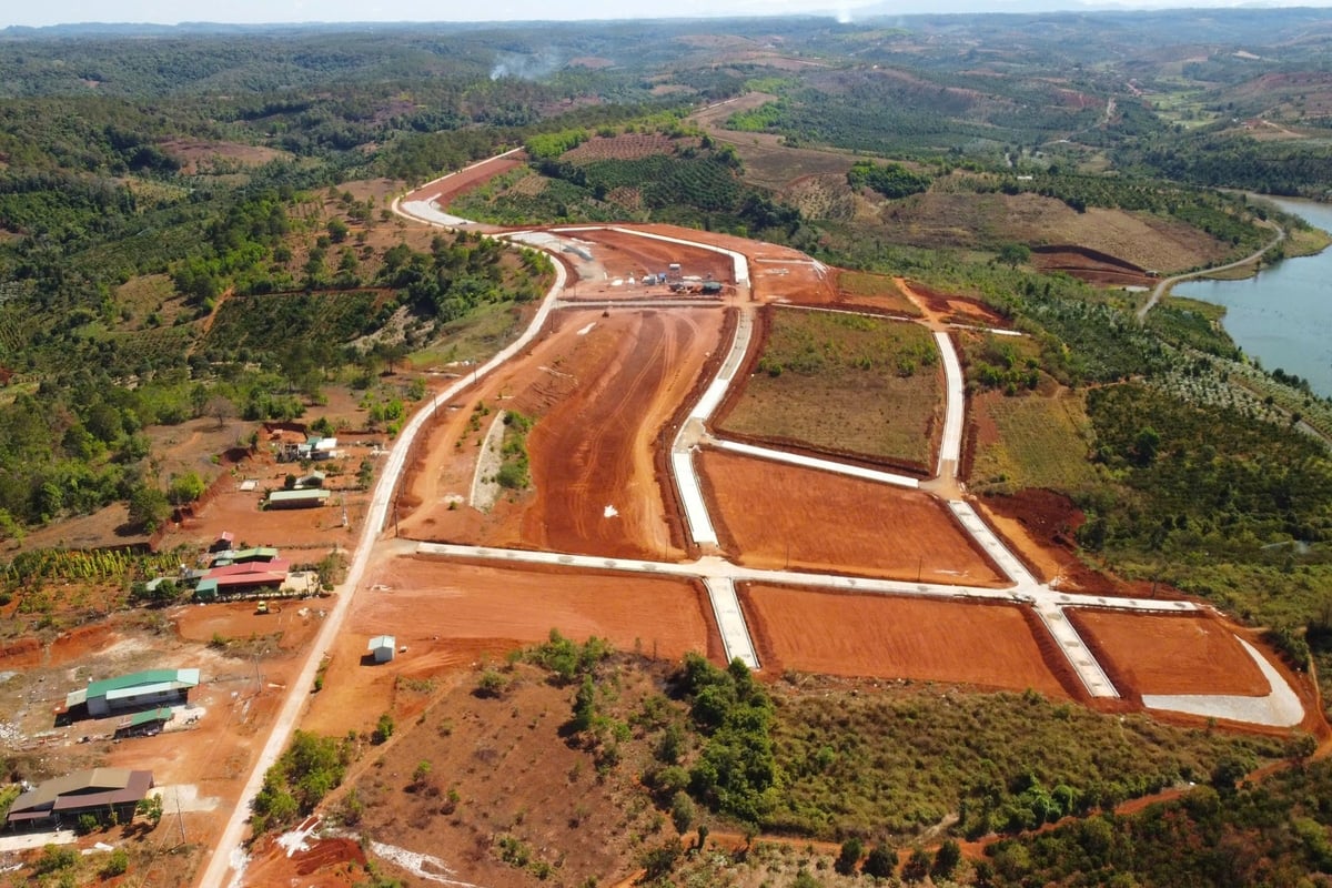 Khu vực bố trí tái định cư nằm trên vùng đất bằng phẳng, địa chất ổn định, giao thông thuận tiện, liền kề hồ thủy lợi có nguồn nước dồi dào quanh năm. Ảnh: PC. Khu vực bố trí tái định cư nằm trên vùng đất bằng phẳng, địa chất ổn định, giao thông thuận tiện, liền kề hồ thủy lợi có nguồn nước dồi dào quanh năm. Ảnh: PC.