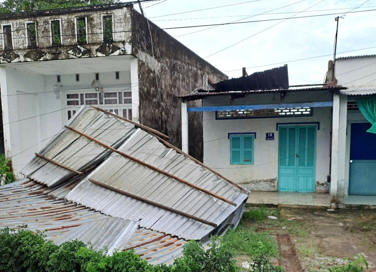 Một căn nhà của người dân tại xã Tân Hiệp bị dông lốc do ảnh hưởng của hoàn lưu bão số 3 gây tốc toàn bộ mái tôn. Ảnh: Trung Chánh. Một căn nhà của người dân tại xã Tân Hiệp bị dông lốc do ảnh hưởng của hoàn lưu bão số 3 gây tốc toàn bộ mái tôn. Ảnh: Trung Chánh.
