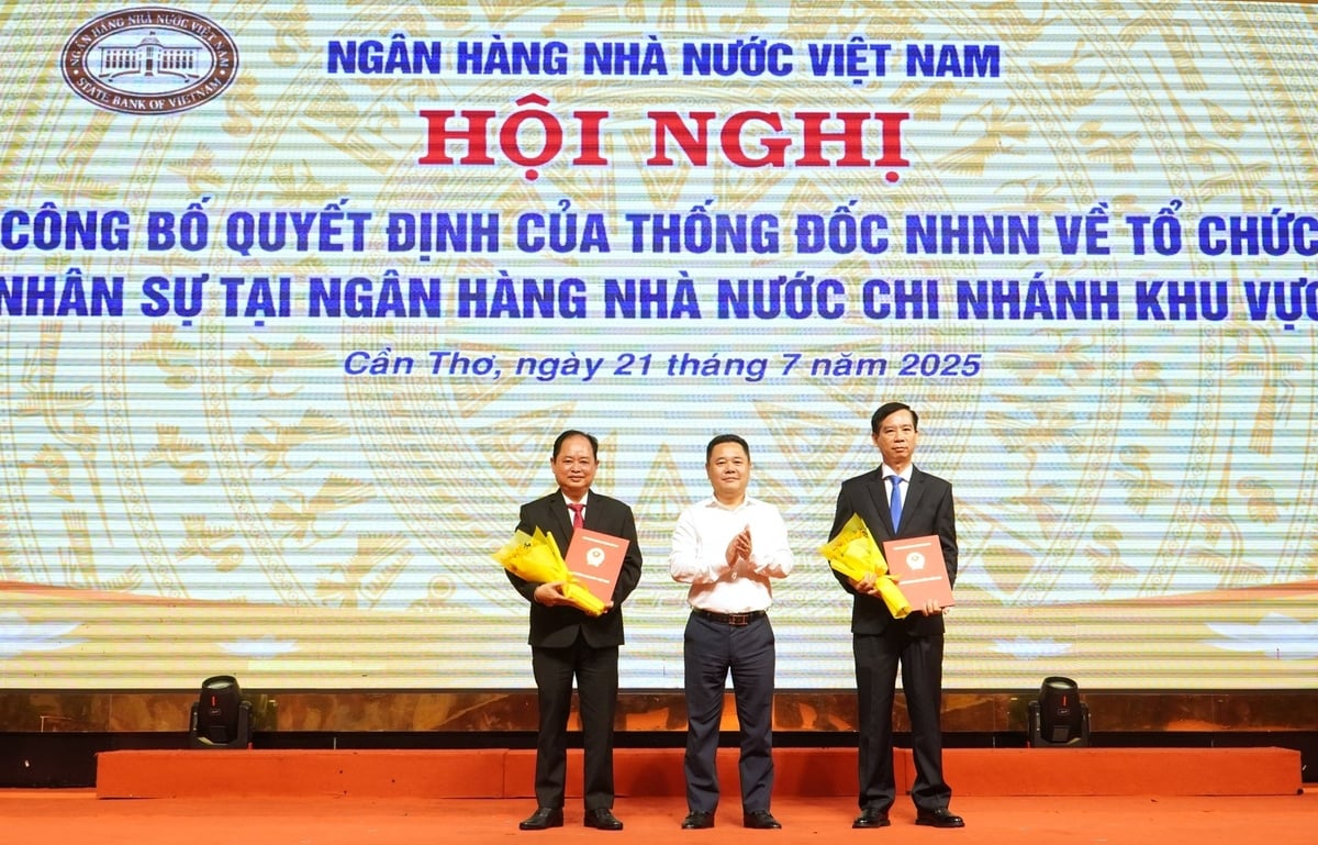 Ông Nguyễn Ngọc Cảnh - Phó Thống đốc Ngân hàng Nhà nước Việt Nam trao quyết định bổ nhiệm 2 Phó Giám đốc Ngân hàng Nhà nước chi nhánh khu vực 14. Ảnh: Kim Anh. Ông Nguyễn Ngọc Cảnh - Phó Thống đốc Ngân hàng Nhà nước Việt Nam trao quyết định bổ nhiệm 2 Phó Giám đốc Ngân hàng Nhà nước chi nhánh khu vực 14. Ảnh: Kim Anh.
