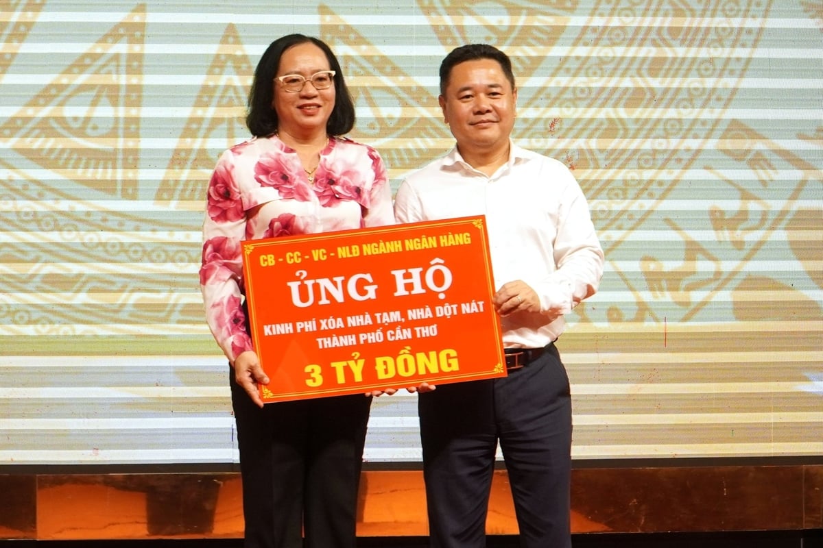 Ông Nguyễn Ngọc Cảnh – Phó Thống đốc Ngân hàng Nhà nước Việt Nam trao bảng tượng trưng hỗ trợ kinh phí xóa nhà tạm, nhà dột nát cho TP Cần Thơ. Ảnh: Kim Anh. Ông Nguyễn Ngọc Cảnh – Phó Thống đốc Ngân hàng Nhà nước Việt Nam trao bảng tượng trưng hỗ trợ kinh phí xóa nhà tạm, nhà dột nát cho TP Cần Thơ. Ảnh: Kim Anh.