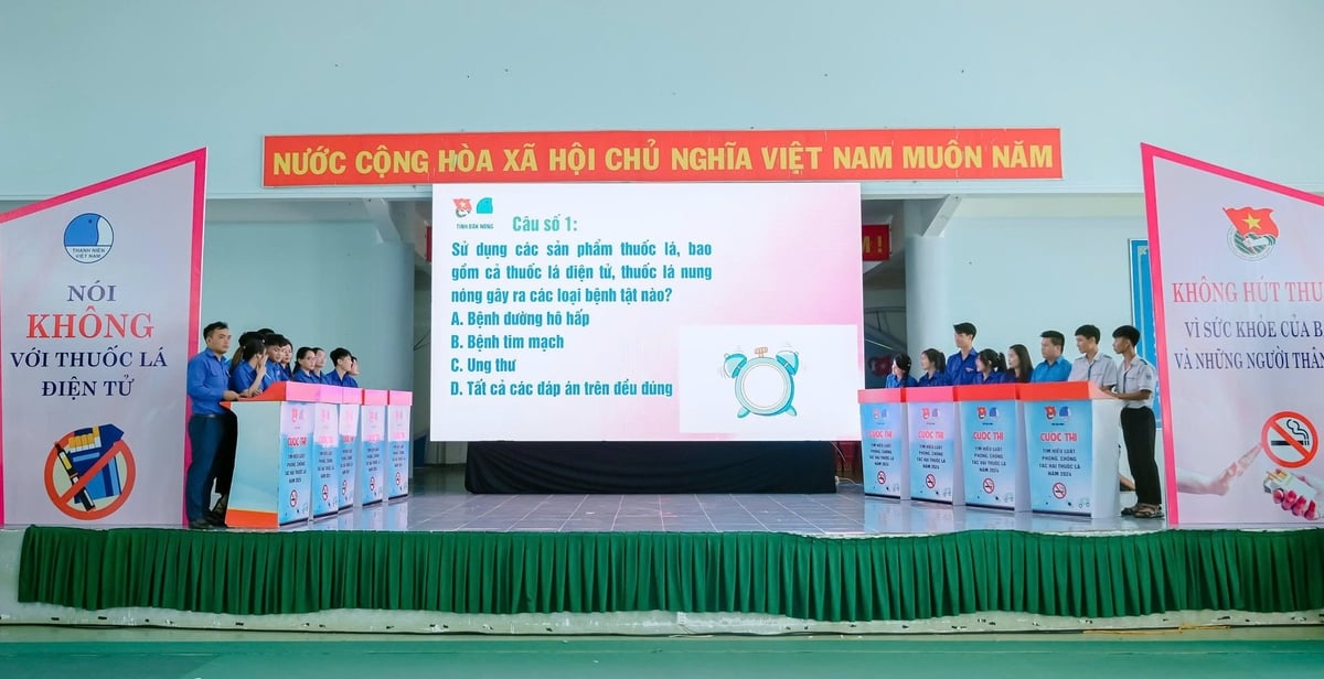 Phối hợp tổ chức các chương trình thi cử để tìm hiểu về tác hại của thuốc lá nhằm nâng cao ý thức, bảo vệ sức khoẻ cộng đồng ở một số cơ quan, đơn vị của tỉnh Lâm Đồng. Ảnh: Phạm Hoài. Phối hợp tổ chức các chương trình thi cử để tìm hiểu về tác hại của thuốc lá nhằm nâng cao ý thức, bảo vệ sức khoẻ cộng đồng ở một số cơ quan, đơn vị của tỉnh Lâm Đồng. Ảnh: Phạm Hoài.