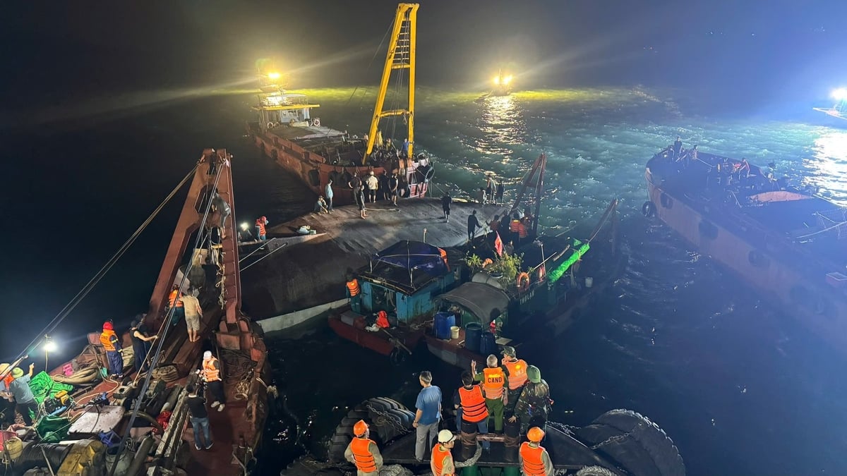 Sáng 21/7, khu vực Quảng Ninh có mưa to, gió lớn, sóng biển khoảng cấp 5-6, nên các lực lượng tạm dừng công tác tìm kiếm nạn nhân vụ lật tàu Vịnh Xanh. Ảnh: Nguyễn Thành. Sáng 21/7, khu vực Quảng Ninh có mưa to, gió lớn, sóng biển khoảng cấp 5-6, nên các lực lượng tạm dừng công tác tìm kiếm nạn nhân vụ lật tàu Vịnh Xanh. Ảnh: Nguyễn Thành.