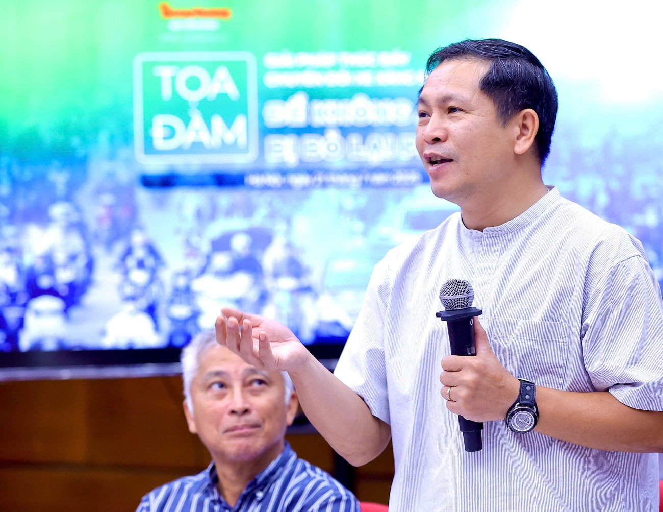 PGS.TS Hoàng Anh Lê đề xuất tận dụng hệ thống cây xăng để phát triển trạm sạc xe điện. Ảnh: Nguyễn Thủy. PGS.TS Hoàng Anh Lê đề xuất tận dụng hệ thống cây xăng để phát triển trạm sạc xe điện. Ảnh: Nguyễn Thủy.