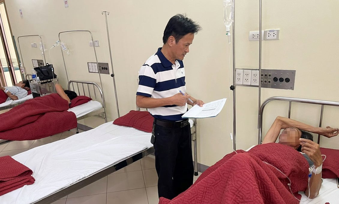 Cơ quan chức năng trao đổi với các bệnh nhân về việc ngộ độc thực phẩm. Ảnh: Giang Thư. Cơ quan chức năng trao đổi với các bệnh nhân về việc ngộ độc thực phẩm. Ảnh: Giang Thư.