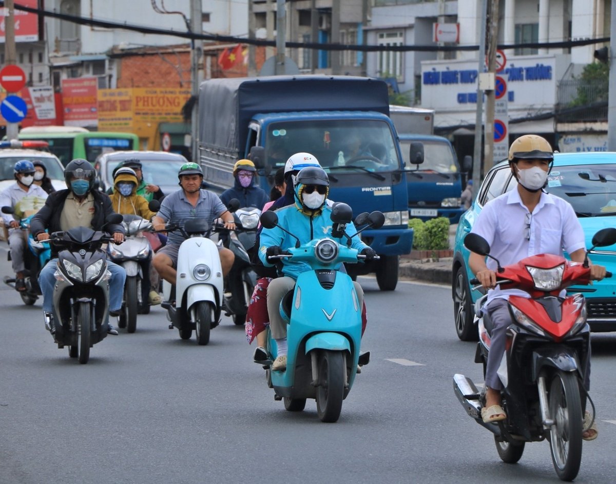 Chuyển đổi xe xăng sang xe điện phải có lộ trình rõ ràng, lựa chọn đối tượng ưu tiên phù hợp với điều kiện kinh tế - xã hội của từng địa phương. Ảnh: Minh Hoàng. Chuyển đổi xe xăng sang xe điện phải có lộ trình rõ ràng, lựa chọn đối tượng ưu tiên phù hợp với điều kiện kinh tế - xã hội của từng địa phương. Ảnh: Minh Hoàng.