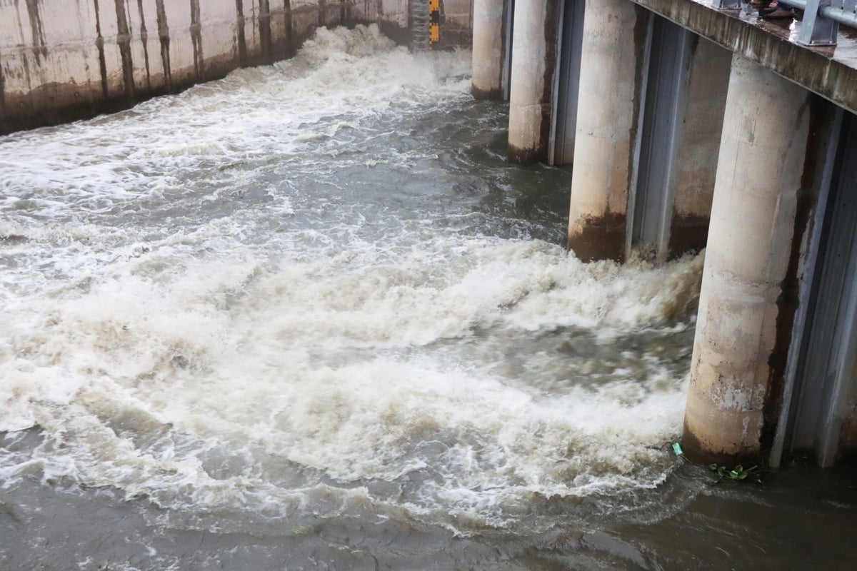 Trạm bơm tiêu Cống Chản (xã Bắc Lũng, tỉnh Bắc Ninh) đang tập trung bơm tiêu nước đệm phòng chống úng, ngập cho lưu vực. Ảnh: Cổng thông tin điện tử tỉnh Bắc Ninh.