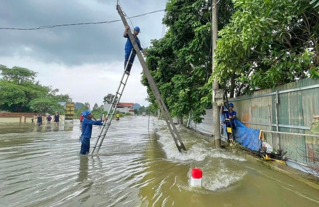 Ứng cứu mạng lưới bảo đảm thông tin liên lạc sau bão số 3 (Yagi) tại Hà Nội. Ảnh: VNPT Hà Nội. Ứng cứu mạng lưới bảo đảm thông tin liên lạc sau bão số 3 (Yagi) tại Hà Nội. Ảnh: VNPT Hà Nội.