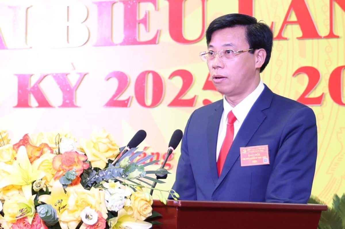 Ông Lê Minh Đức, Bí thư Đảng ủy xã Yên Bình, trình bày dự thảo báo cáo chính trị. Ảnh: Thanh Ngà. Ông Lê Minh Đức, Bí thư Đảng ủy xã Yên Bình, trình bày dự thảo báo cáo chính trị. Ảnh: Thanh Ngà.