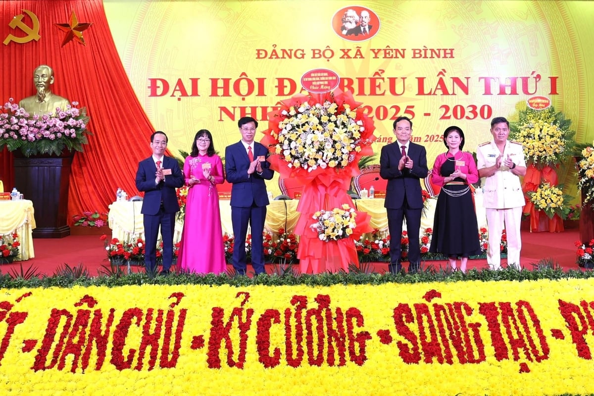 Bí thư Trung ương Đảng, Trưởng Ban Chính sách, chiến lược Trung ương Trần Lưu Quang tặng hoa đại hội. Ảnh: Thanh Ngà. Bí thư Trung ương Đảng, Trưởng Ban Chính sách, chiến lược Trung ương Trần Lưu Quang tặng hoa đại hội. Ảnh: Thanh Ngà.