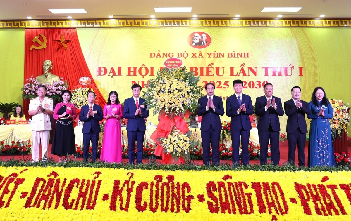 Lãnh đạo tỉnh Lào Cai tặng hoa chúc mừng đại hội. Ảnh: Thanh Ngà. Lãnh đạo tỉnh Lào Cai tặng hoa chúc mừng đại hội. Ảnh: Thanh Ngà.