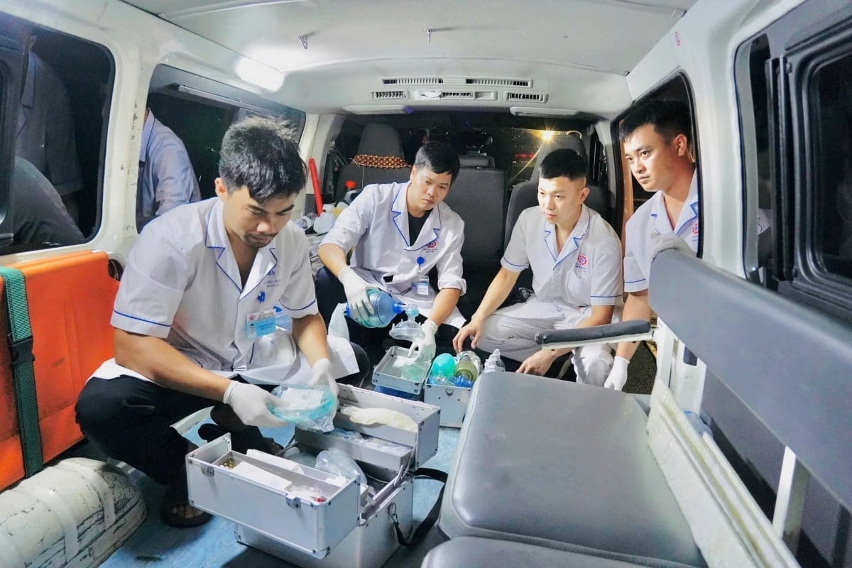 Lực lượng y tế Quảng Ninh ứng cứu các nạn nhân vụ lật thuyền ở Hạ Long. Ảnh: Y tế Quảng Ninh.