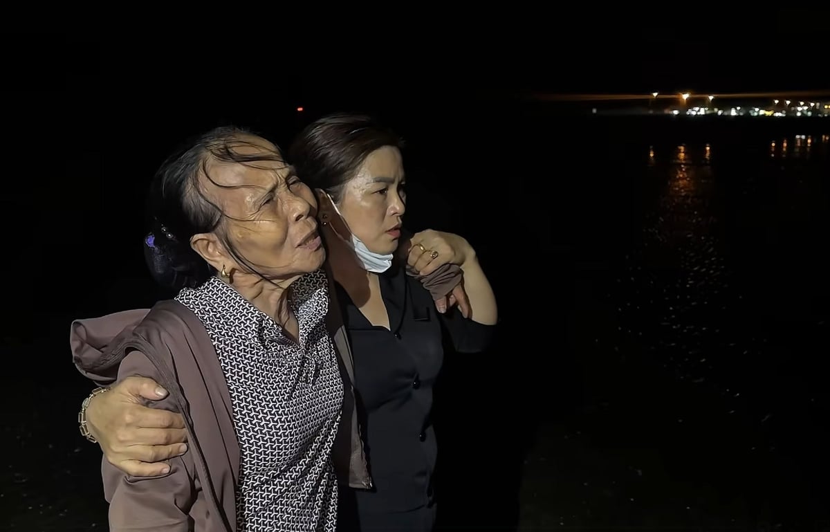 Người thân kiệt sức tìm kiếm anh Lê Duy Chiến. Ảnh: Lộc Hà. Người thân kiệt sức tìm kiếm anh Lê Duy Chiến. Ảnh: Lộc Hà.