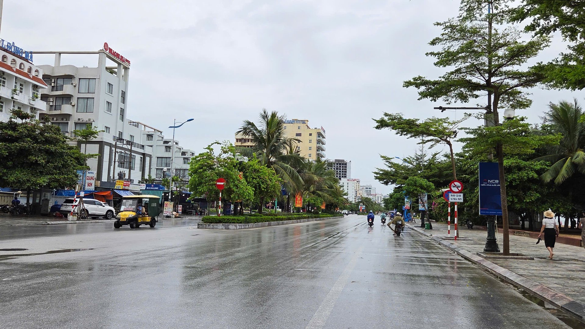 nghe-an-nhan-vien-cuu-ho-dung-xuong-may-duoi-du-khach-khong-chap-hanh-lenh-cam-bien-185340_446