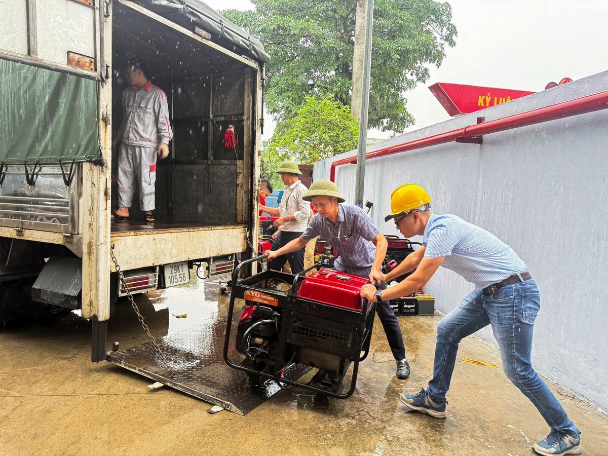Tập đoàn Viettel tăng cường hạ tầng sẵn sàng ứng cứu và hỗ trợ khách hàng trong bão Wipha. Ảnh: Mai Lê.