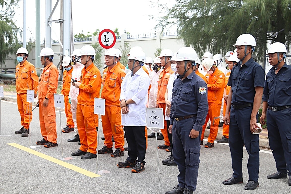 Các lực lượng tham gia diễn tập ứng phó sự cố môi trường. Ảnh: Vĩnh Tân 4. Các lực lượng tham gia diễn tập ứng phó sự cố môi trường. Ảnh: Vĩnh Tân 4.