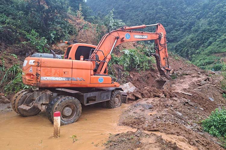 Máy xúc được huy động khẩn trương xử lý điểm sạt lở. Ảnh: Xã Sính Phình.
