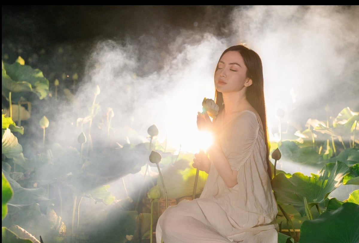 Giai nhân bên sen. Ảnh: Lưu Thành Đạt. Giai nhân bên sen. Ảnh: Lưu Thành Đạt.