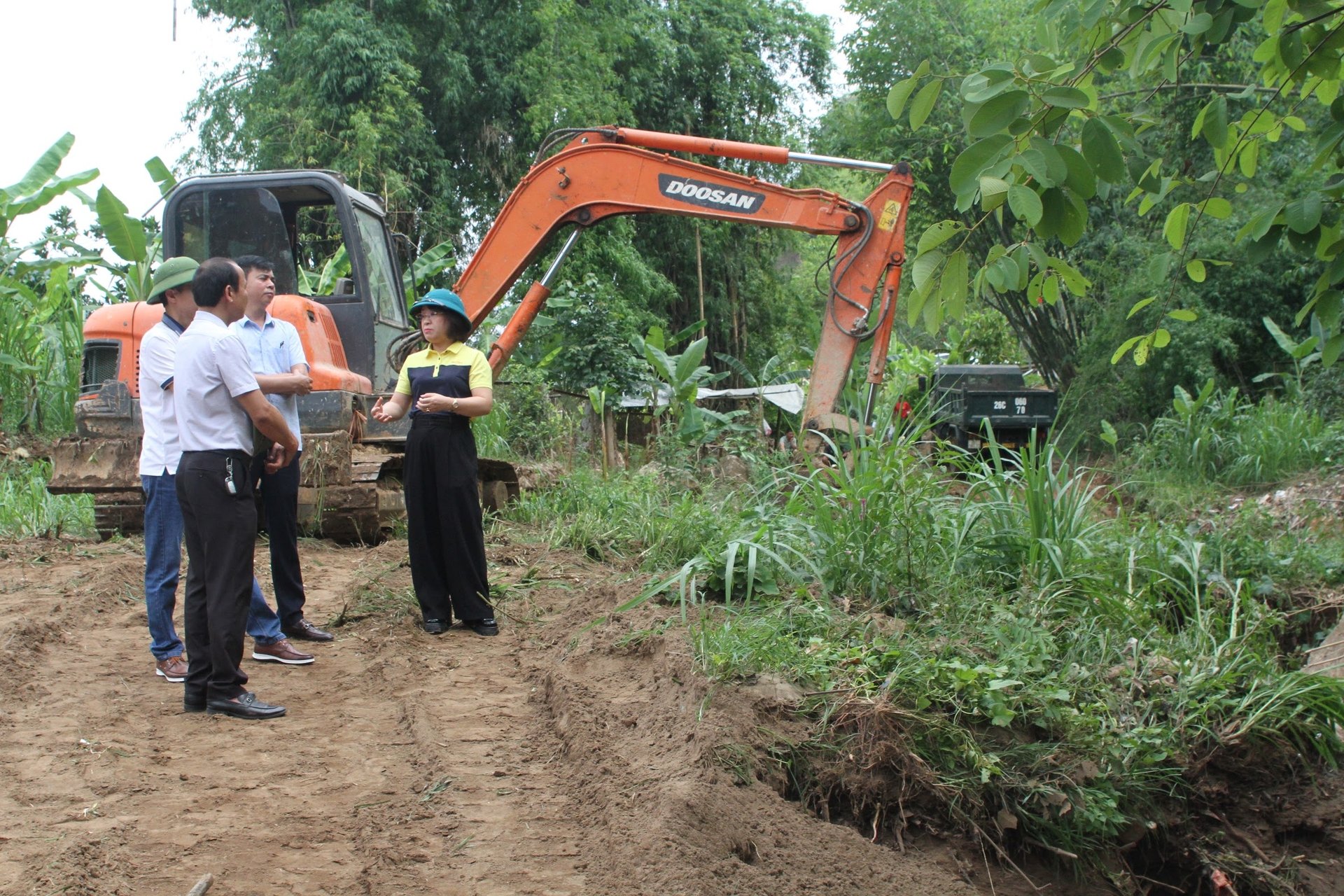 Sở Nông nghiệp và Môi trường Sơn La kiểm tra, chỉ đạo triển khai khơi thông dòng chảy tại cửa hang thoát lũ Lả Mường, phường Chiềng An trước mùa mưa lũ 2025. Ảnh: Nguyễn Nga. Sở Nông nghiệp và Môi trường Sơn La kiểm tra, chỉ đạo triển khai khơi thông dòng chảy tại cửa hang thoát lũ Lả Mường, phường Chiềng An trước mùa mưa lũ 2025. Ảnh: Nguyễn Nga.