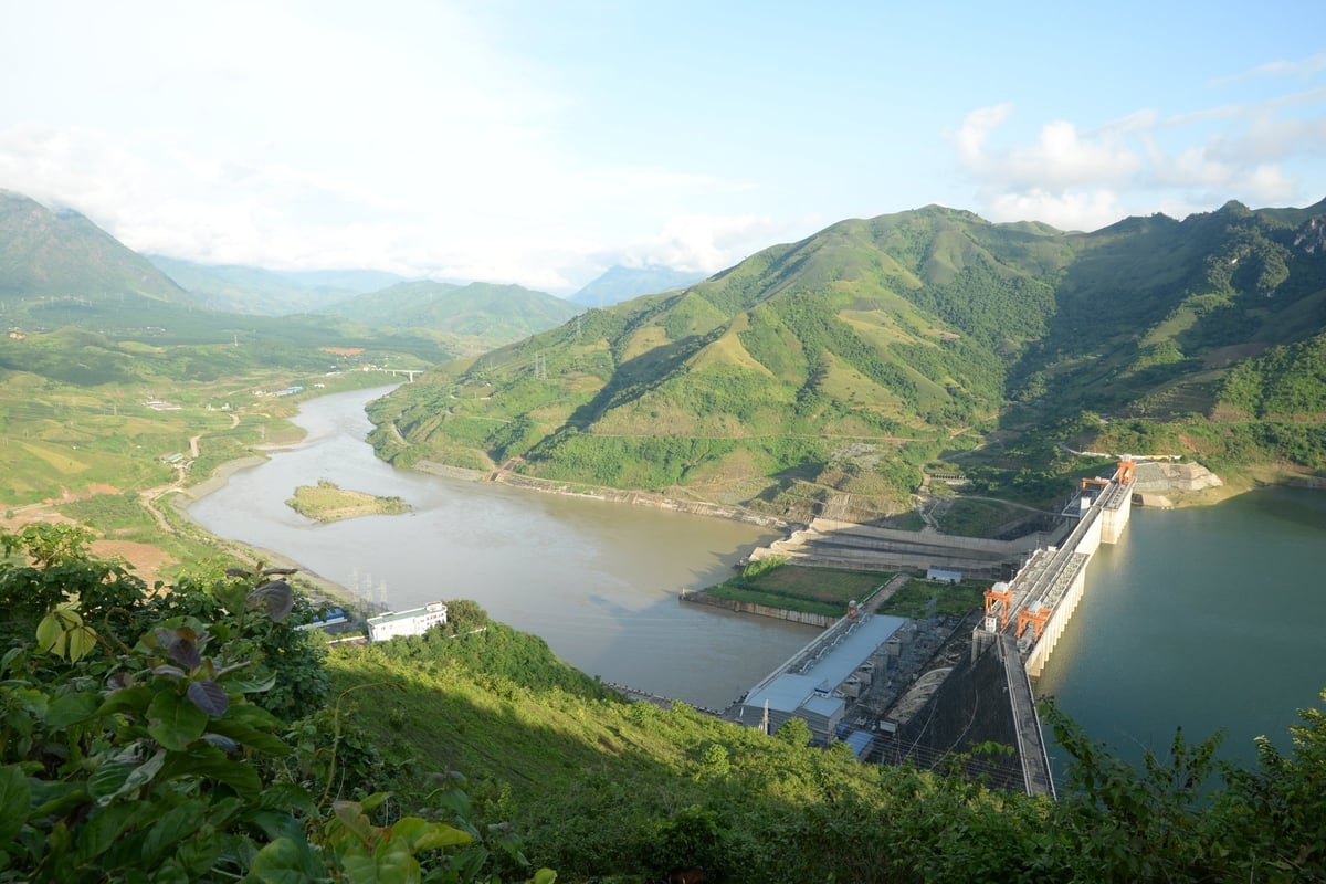 Công ty Thủy điện Sơn La kiến nghị xây dựng thêm 2 tổ máy tại Nhà máy thủy điện Sơn La, lắp đặt tại vị trí bên bờ phải, cách tim đập hiện tại khoảng 1.250m về hạ lưu. Ảnh: Nguyễn Nga. Công ty Thủy điện Sơn La kiến nghị xây dựng thêm 2 tổ máy tại Nhà máy thủy điện Sơn La, lắp đặt tại vị trí bên bờ phải, cách tim đập hiện tại khoảng 1.250m về hạ lưu. Ảnh: Nguyễn Nga.