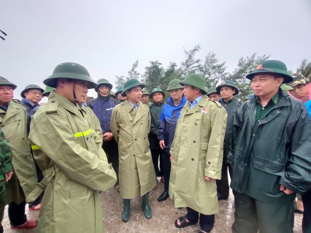 Các đơn vị của tỉnh Ninh Bình cùng đoàn công tác của Bộ Nông nghiệp và Môi trường kiểm tra công tác ứng phó bão Wipha. Ảnh: Phạm Hiếu.