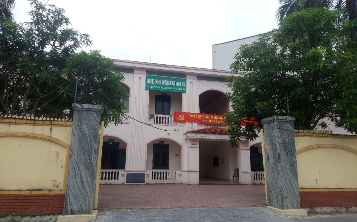 Tỉnh Nghệ An đưa 20 trung tâm dịch vụ nông nghiệp cấp huyện (cũ) về Trung tâm Khuyến nông tỉnh (thuộc Sở Nông nghiệp và Môi trường) quản lý và chuyển thành... trạm dịch vụ nông nghiệp tương đương cấp phòng của Trung tâm Khuyến nông. Ảnh: Đình Tiệp. Tỉnh Nghệ An đưa 20 trung tâm dịch vụ nông nghiệp cấp huyện (cũ) về Trung tâm Khuyến nông tỉnh (thuộc Sở Nông nghiệp và Môi trường) quản lý và chuyển thành... trạm dịch vụ nông nghiệp tương đương cấp phòng của Trung tâm Khuyến nông. Ảnh: Đình Tiệp.
