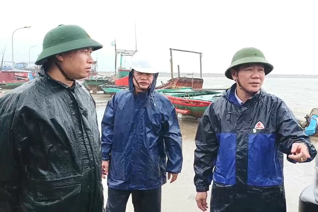 Ông Đào Minh Đông (đầu tiên bên phải ảnh) - Chủ tịch UBND Đặc khu Bạch Long Vỹ và Thường trực Ban chỉ huy đội mưa kiểm tra khu vực âu cảng. Ảnh: Đinh Mười. Ông Đào Minh Đông (đầu tiên bên phải ảnh) - Chủ tịch UBND Đặc khu Bạch Long Vỹ và Thường trực Ban chỉ huy đội mưa kiểm tra khu vực âu cảng. Ảnh: Đinh Mười.