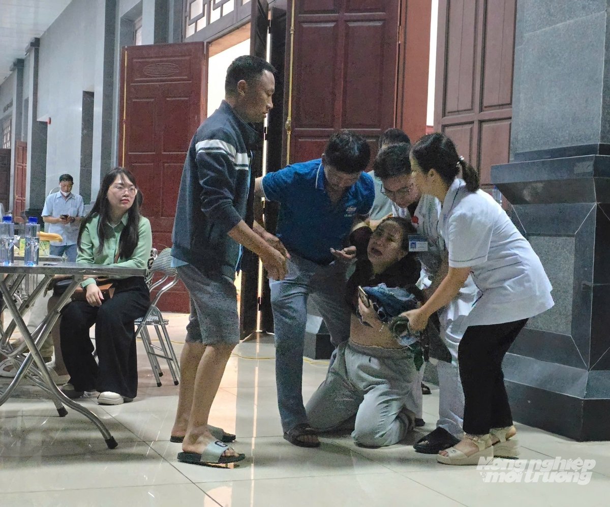 Người phụ nữ đau đớn sau khi nhận dạng người thân tại nhà tang lễ Bệnh viện đa khoa Bãi Cháy. Ảnh: Cường Vũ. Người phụ nữ đau đớn sau khi nhận dạng người thân tại nhà tang lễ Bệnh viện đa khoa Bãi Cháy. Ảnh: Cường Vũ.