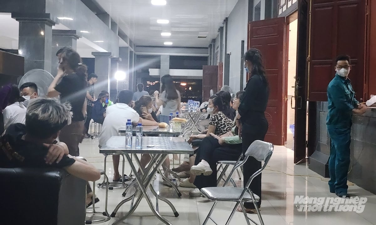 Người nhà nạn nhân ngồi chờ nhận dạng thi thể. Không khí tang thương bao trùm nhà tang lễ Bệnh viện đa khoa Bãi Cháy, đêm 19/7. Ảnh: Cường Vũ. Người nhà nạn nhân ngồi chờ nhận dạng thi thể. Không khí tang thương bao trùm nhà tang lễ Bệnh viện đa khoa Bãi Cháy, đêm 19/7. Ảnh: Cường Vũ.