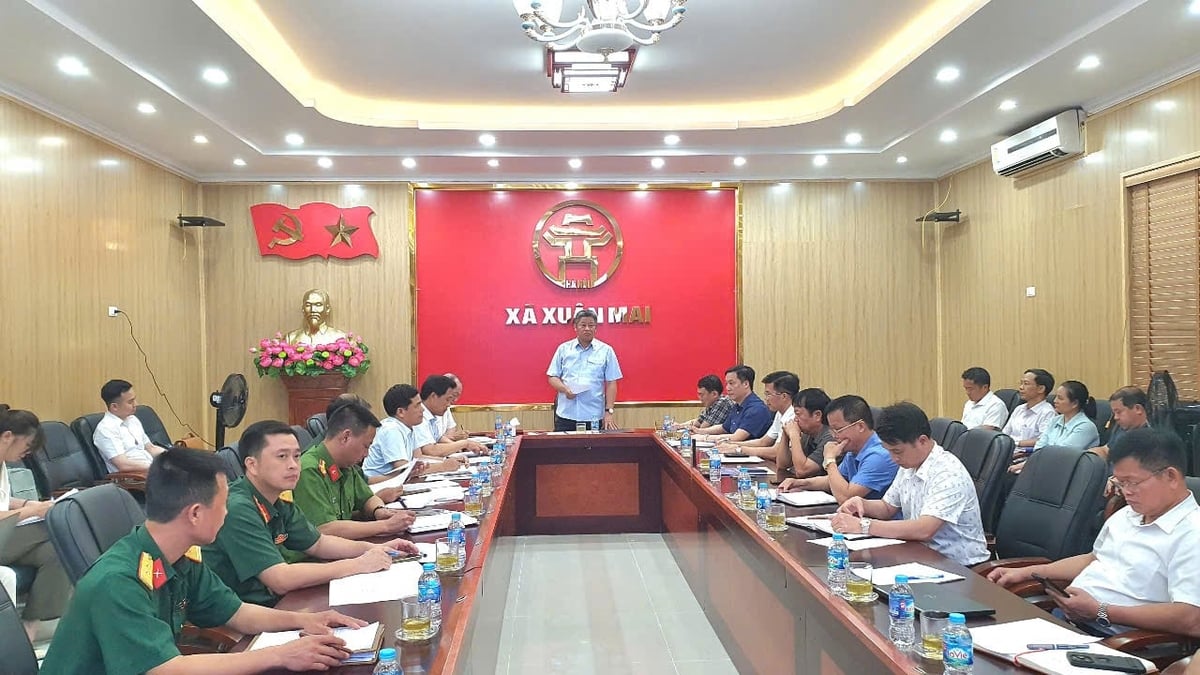 Phó Chủ tịch UBND TP.Hà Nội Nguyễn Mạnh Quyền làm việc với lãnh đạo 2 xã Xuân Mai và Trần Phú về công tác phòng chống lụt bão. Ảnh: Xuân Vũ.
