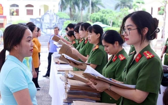 Người được đặc xá được cấp giấy chứng nhận, thẻ căn cước, tài sản lưu ký… trước khi ra khỏi trại giam. Ảnh: Thanh Hà. Người được đặc xá được cấp giấy chứng nhận, thẻ căn cước, tài sản lưu ký… trước khi ra khỏi trại giam. Ảnh: Thanh Hà.