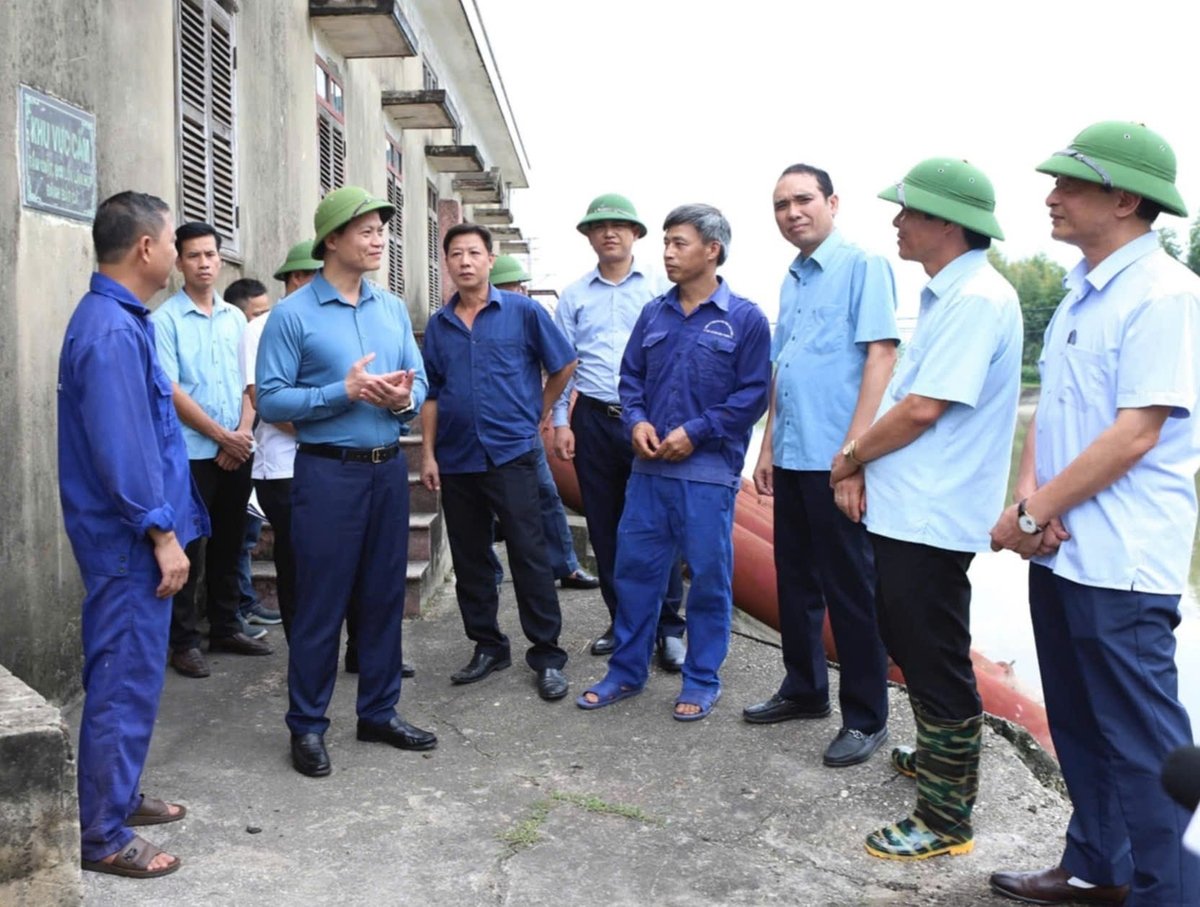 Chủ tịch UBND tỉnh Bắc Ninh Vương Quốc Tuấn (thứ 2, hàng thứ nhất từ trái sang) trò chuyện, động viên công nhân đang làm việc tại trạm bơm Trúc Tay. Ảnh: Nguyễn Miền. Chủ tịch UBND tỉnh Bắc Ninh Vương Quốc Tuấn (thứ 2, hàng thứ nhất từ trái sang) trò chuyện, động viên công nhân đang làm việc tại trạm bơm Trúc Tay. Ảnh: Nguyễn Miền.