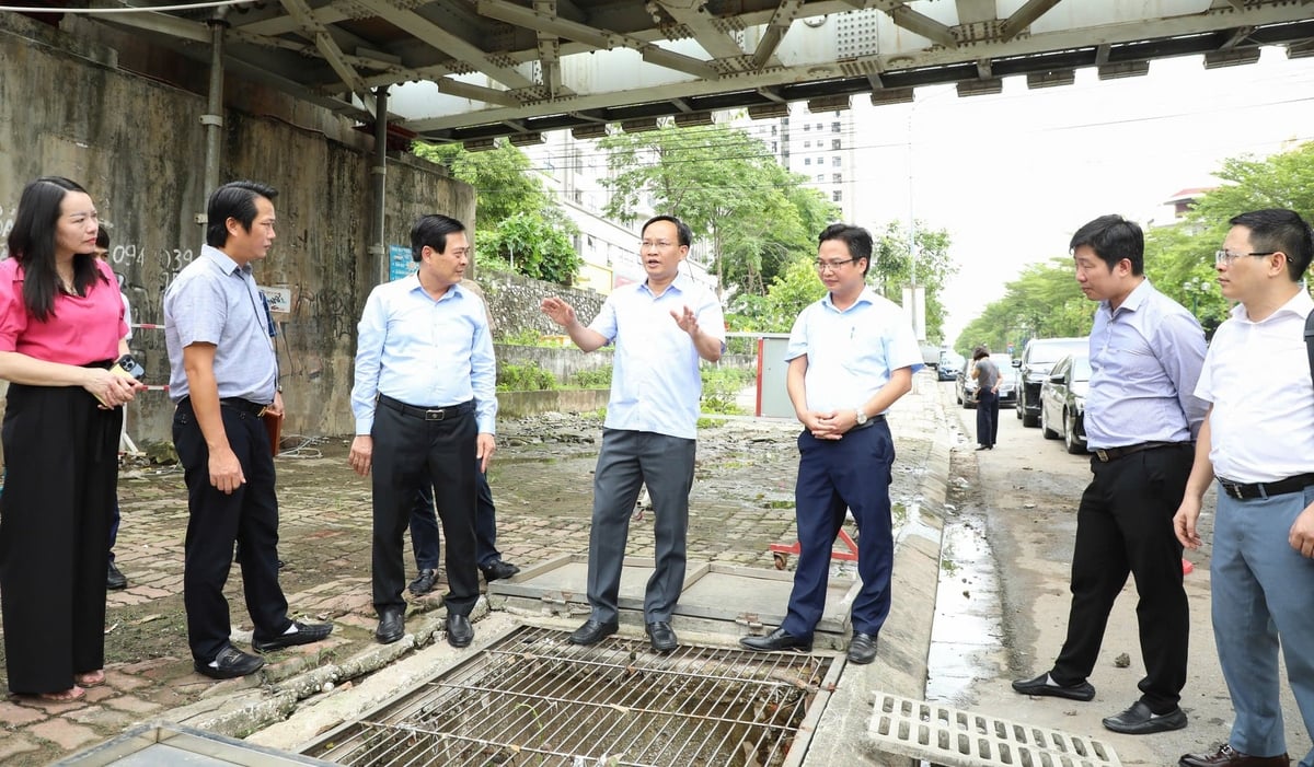 Phó Chủ tịch UBND tỉnh Bắc Ninh Phạm Văn Thịnh (thứ 4 từ trái sang) và Đoàn công tác kiểm tra công tác tiêu thoát nước tại phường Kinh Bắc. Ảnh: Trần Khiêm. Phó Chủ tịch UBND tỉnh Bắc Ninh Phạm Văn Thịnh (thứ 4 từ trái sang) và Đoàn công tác kiểm tra công tác tiêu thoát nước tại phường Kinh Bắc. Ảnh: Trần Khiêm.