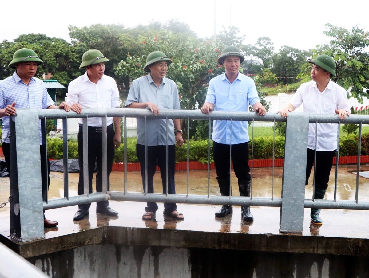Phó Chủ tịch UBND tỉnh Bắc Ninh Lê Xuân Lợi (thứ 2 từ phải sang) kiểm tra công tác bơm tiêu nước đệm tại Trạm bơm tiêu Cống Chản. Ảnh: Hữu Thắng. Phó Chủ tịch UBND tỉnh Bắc Ninh Lê Xuân Lợi (thứ 2 từ phải sang) kiểm tra công tác bơm tiêu nước đệm tại Trạm bơm tiêu Cống Chản. Ảnh: Hữu Thắng.