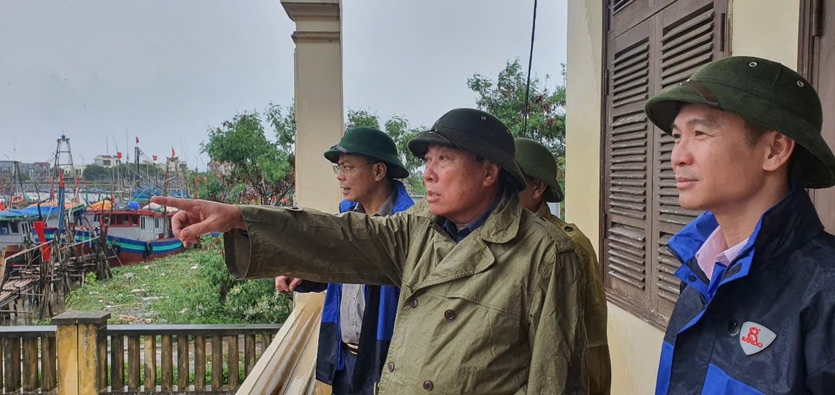 Ông Đinh Văn Tiên, Giám đốc Sở Nông nghiệp và Môi trường tỉnh Ninh Bình chỉ đạo công tác ứng phó bão số 3. Ảnh: Xuân Hào. Ông Đinh Văn Tiên, Giám đốc Sở Nông nghiệp và Môi trường tỉnh Ninh Bình chỉ đạo công tác ứng phó bão số 3. Ảnh: Xuân Hào.