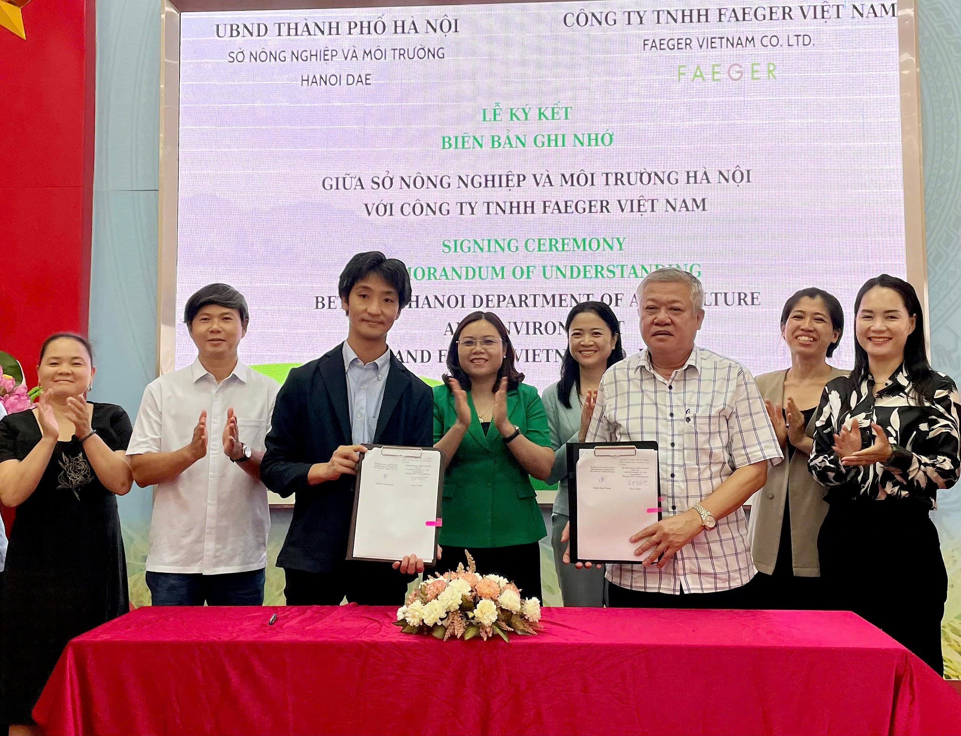 Đại diện Sở Nông nghiệp và Môi trường Hà Nội và Công ty TNHH Faeger Việt Nam ký kết Biên bản ghi nhớ hợp tác triển khai dự án giảm phát thải khí nhà kính trong canh tác lúa. Ảnh: Hoài Thơ.