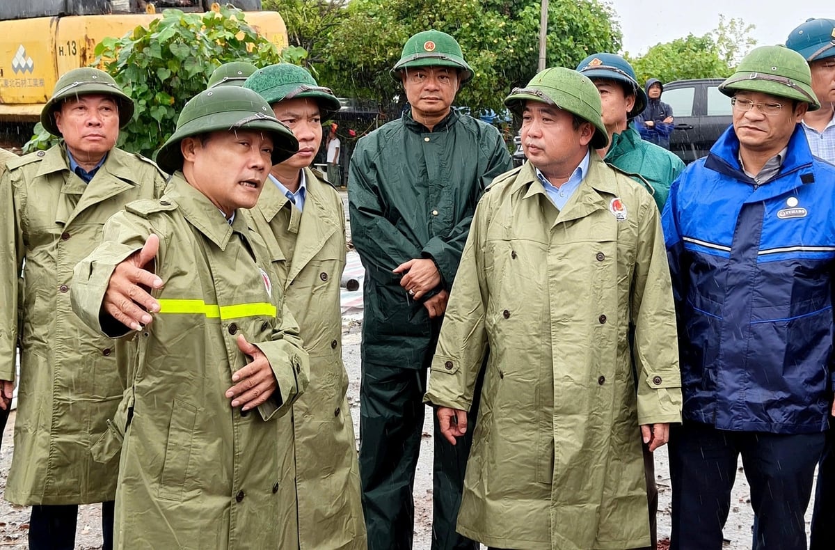 Quyền Bộ trưởng Bộ Nông nghiệp và Môi trường Trần Đức Thắng nghe báo cáo về tình hình ứng phó bão Wipha tại Ninh Bình. Ảnh: Bảo Thắng. Quyền Bộ trưởng Bộ Nông nghiệp và Môi trường Trần Đức Thắng nghe báo cáo về tình hình ứng phó bão Wipha tại Ninh Bình. Ảnh: Bảo Thắng.