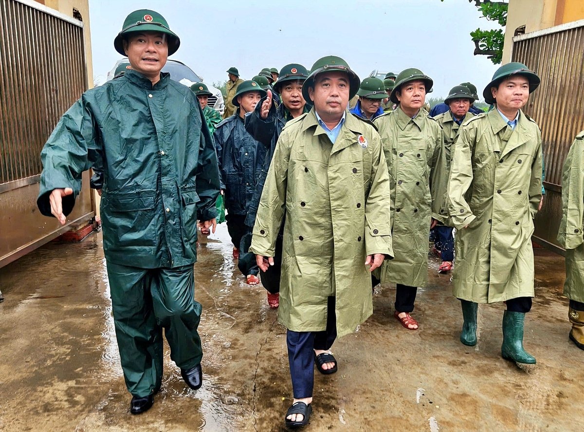 Quyền Bộ trưởng Trần Đức Thắng kiểm tra tại công tác ứng phó bão số 3 tại Ninh Bình chiều 21/7. Ảnh: Bảo Thắng. Quyền Bộ trưởng Trần Đức Thắng kiểm tra tại công tác ứng phó bão số 3 tại Ninh Bình chiều 21/7. Ảnh: Bảo Thắng.