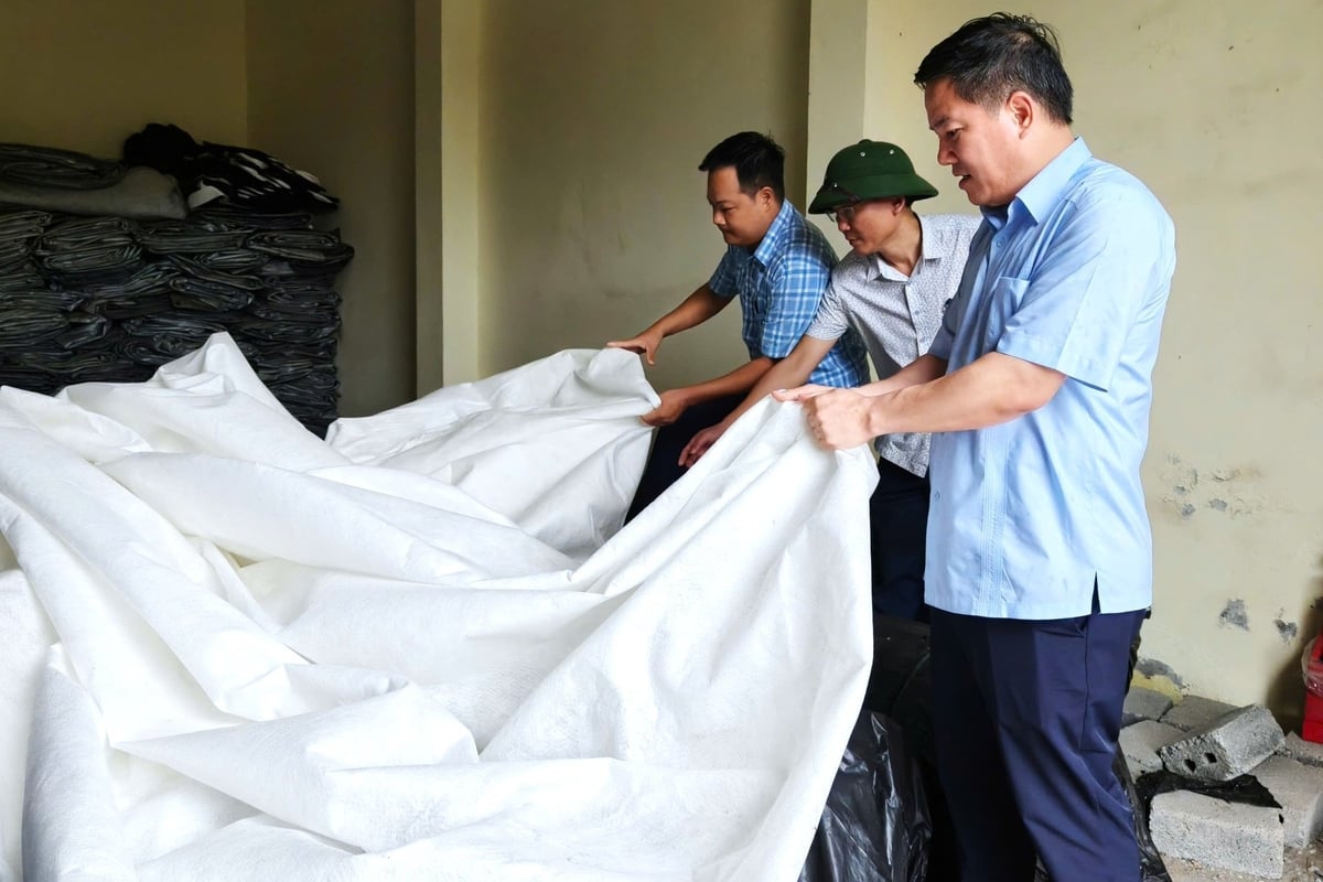 Ông Bùi Xuân Diệu kiểm tra kho vật tư tại xã Hải Thịnh. Ảnh: Bá Thắng. Ông Bùi Xuân Diệu kiểm tra kho vật tư tại xã Hải Thịnh. Ảnh: Bá Thắng.