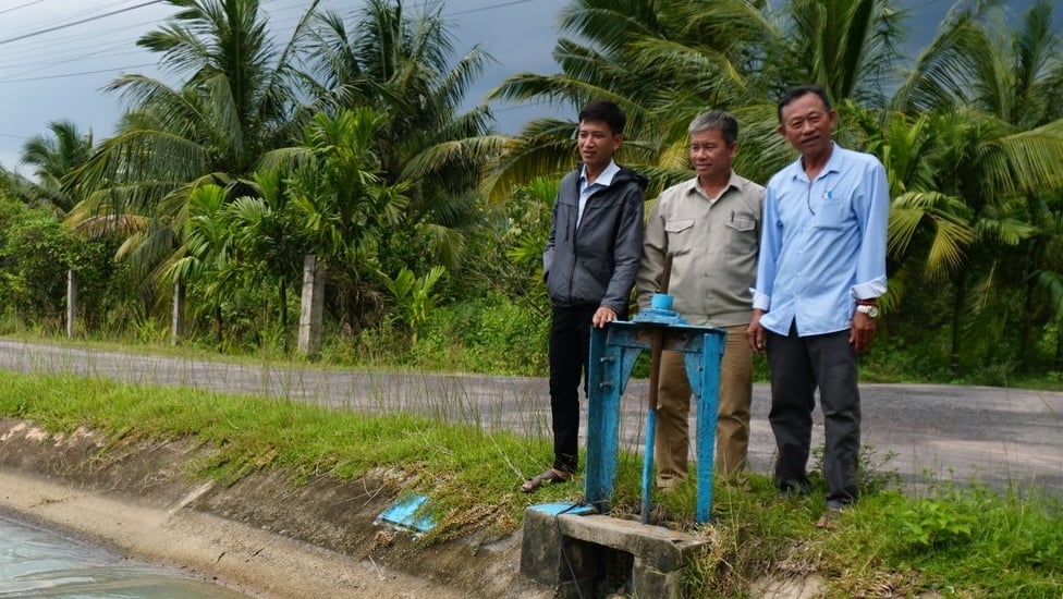 Anh Đức (giữa) - Trưởng Cụm 1 thăm, động viên các HTX, tổ thủy nông thuộc Xí nghiệp Châu Thành quản lý. Ảnh: Trần Trung. Anh Đức (giữa) - Trưởng Cụm 1 thăm, động viên các HTX, tổ thủy nông thuộc Xí nghiệp Châu Thành quản lý. Ảnh: Trần Trung.