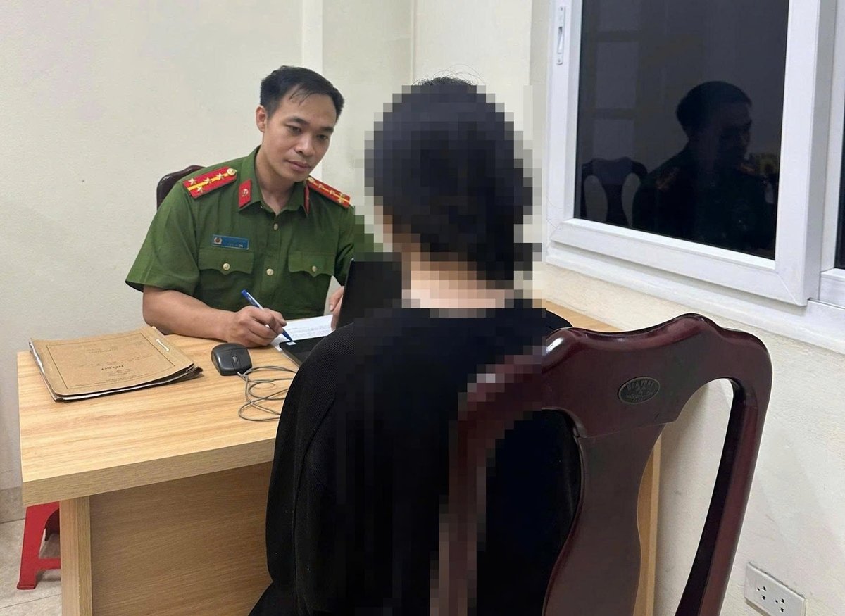 Nữ sinh M. được Công an phường Ô Chợ Dừa giải thích về việc lừa đảo, bắt cóc online. Ảnh: Công an TP Hà Nội. Nữ sinh M. được Công an phường Ô Chợ Dừa giải thích về việc lừa đảo, bắt cóc online. Ảnh: Công an TP Hà Nội.