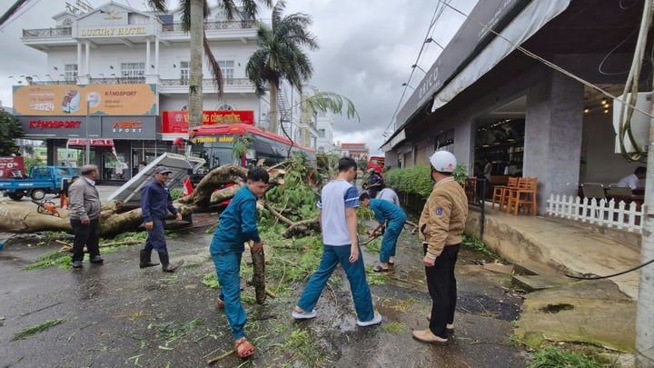 Các lực lượng chức năng phối hợp với người dân dọn dẹp cây xanh bị đổ ngã để nhanh chóng giúp các phương tiện tham gia giao thông lưu thông bình thường trở lại. Ảnh: DT. Các lực lượng chức năng phối hợp với người dân dọn dẹp cây xanh bị đổ ngã để nhanh chóng giúp các phương tiện tham gia giao thông lưu thông bình thường trở lại. Ảnh: DT.