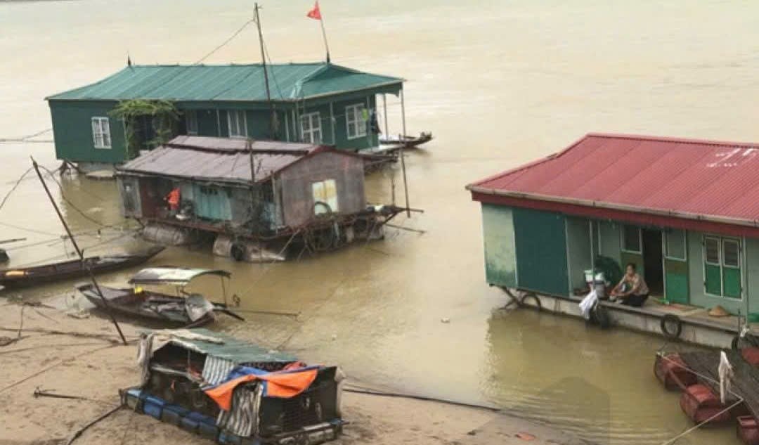 Làng chài, ven sông Đà, thuộc địa phận tổ 14, Phường Hòa Bình, tỉnh Phú Thọ. Nơi có hơn 50 hộ dân sinh sống bằng nghề chài lưới, buôn bán tôm, cá trên sông. Ảnh: Xuân Dũng. Làng chài, ven sông Đà, thuộc địa phận tổ 14, Phường Hòa Bình, tỉnh Phú Thọ. Nơi có hơn 50 hộ dân sinh sống bằng nghề chài lưới, buôn bán tôm, cá trên sông. Ảnh: Xuân Dũng.