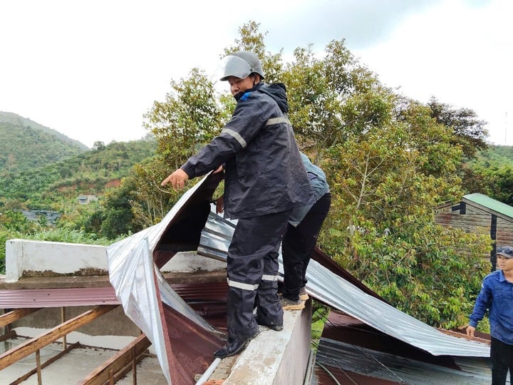Bão số 3 làm 30 ngôi nhà của Lâm Đồng bị hư hỏng, có nhiều ngôi nhà mái tôn bị tốc gần hết. Ảnh: DT. Bão số 3 làm 30 ngôi nhà của Lâm Đồng bị hư hỏng, có nhiều ngôi nhà mái tôn bị tốc gần hết. Ảnh: DT.